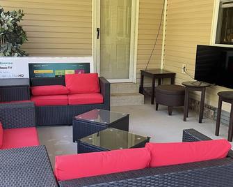 Nice, spacious home in a quiet neighborhood,10 min from restaurants and shopping - Jackson - Patio