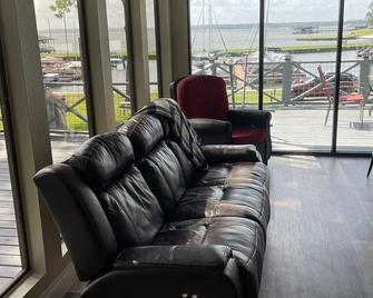 Lake House on the water close to the marina - Coldspring - Living room
