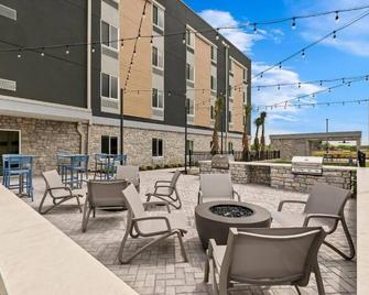 Modern Suite w/ Full Kitchen + Workspace for Long-Term Stays - Brownsville - Patio