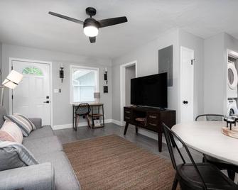 Lovely 1 bedroom rental unit 5 minutes to downtown - St. Petersburg - Living room