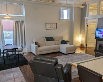 Huge Open Floor Plan Tower Grove Unit!! - Saint Louis - Salon