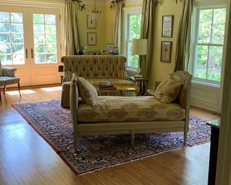 Updated Farmhouse Retreat - Wilton - Sala de estar