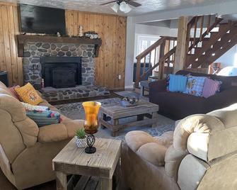 Secluded Ranch House on the Rio Grande River - Del Norte - Living room