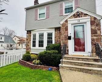 2-bedroom basement apartment in welcoming Belleville with WiFi, AC - Belleville - Building