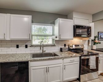 Walk to East Texas A&M! Home w/ Pet-Friendly Yard - Commerce - Cocina