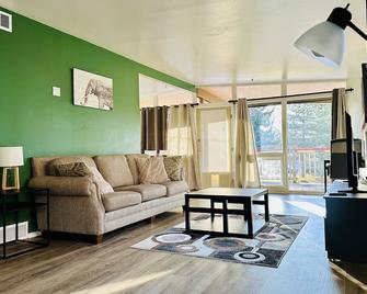 Cozy 1 Bed 1 Bath Housing in Broomfield - Broomfield - Living room