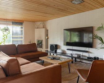 Hirsihuvila yksityisessä niemessä Petäjävedellä - Petäjävesi - Living room