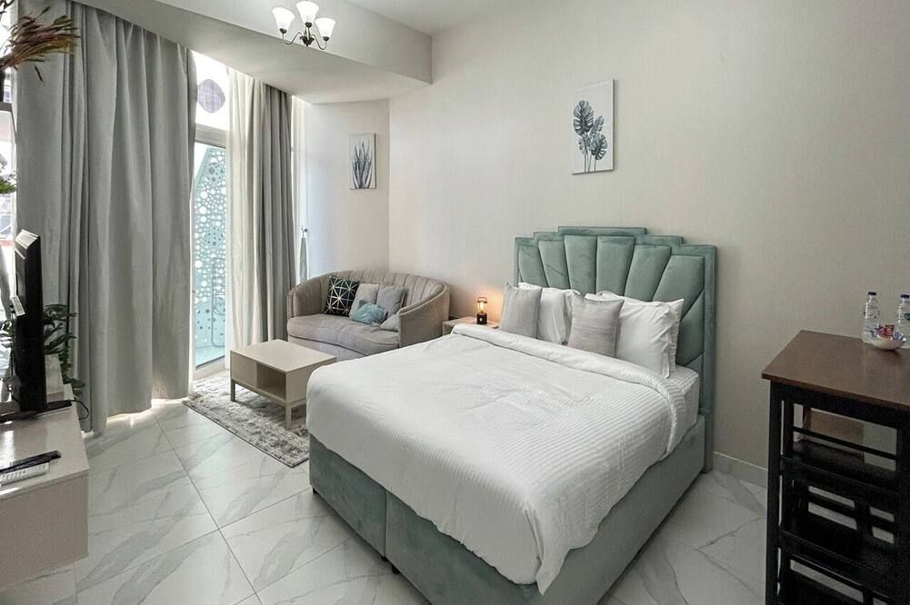 Bespoke Holiday Homes - Studio with Modern Amenities in Azizi Riviera - Dubai