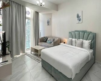 Bespoke Holiday Homes - Studio with Modern Amenities in Azizi Riviera - Dubai