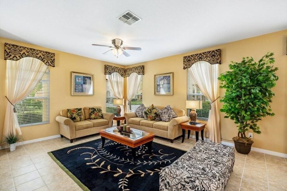 Spacious And Relaxing Home With South Facing Pool 6 Bedroom Home by RedAwning - Davenport - Vardagsrum