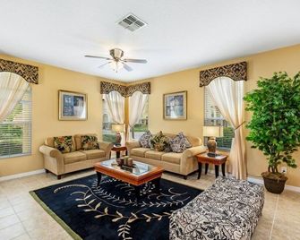 Spacious And Relaxing Home With South Facing Pool 6 Bedroom Home by RedAwning - Davenport - Huiskamer