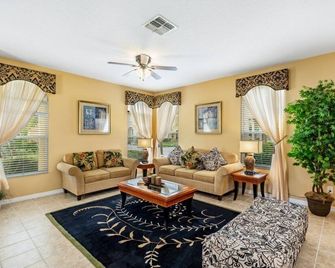 Spacious And Relaxing Home With South Facing Pool 6 Bedroom Home by RedAwning - Davenport - Vardagsrum