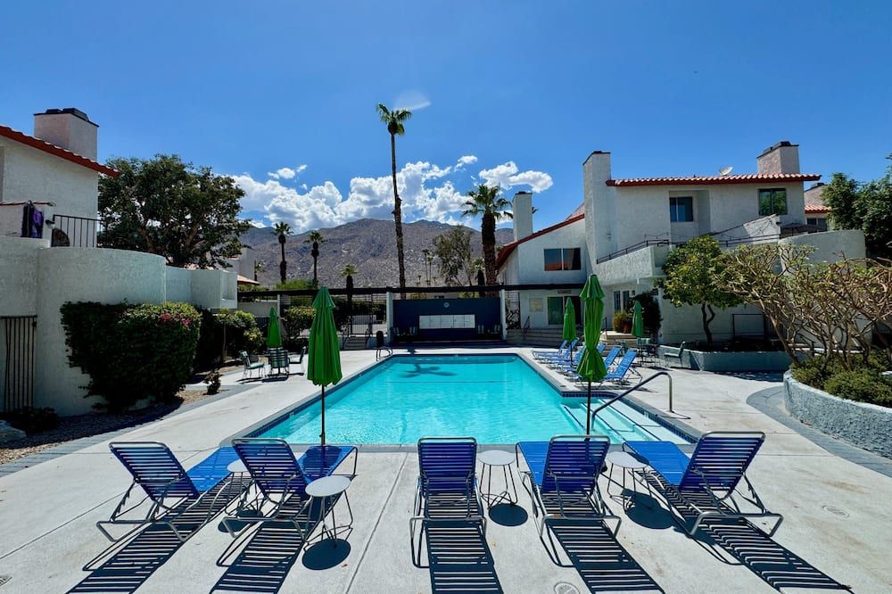 Downtown Mountain View Condo with Private Patio and Vaulted Ceilings - Palm Springs - Piscina