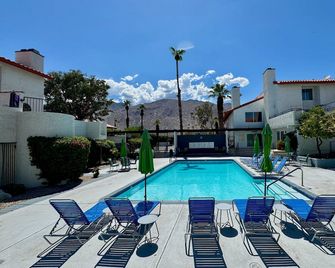 Downtown Mountain View Condo with Private Patio and Vaulted Ceilings - Palm Springs - Piscina
