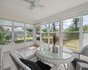 Brand New 2Bed in Bonita's Heart with Superb Patio and Garden - Bonita Springs - Dining room