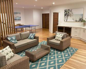 Beautiful family beach house with pool, adjacent to the bays best swimming beach - Torquay - Вітальня