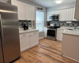 Cozy Cattle View Cottage - Okeechobee - Kitchen
