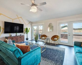NAS Jax Pool Hot-tub Gameroom Message for Spring - Jacksonville - Living room