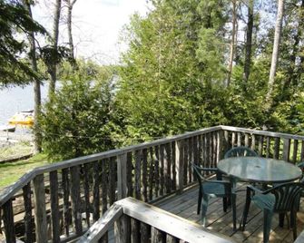 Relaxing Dog Daze Cottage Retreat at the Lake Edge Cottages! - Lakefield - Balcony