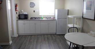 Ray Lyn Motel - Trail - Kitchen