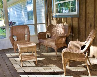 10 % DISCOUNT Cheerful home on 3.5 acres with plenty parking /long term rental - San Antonio - Living room