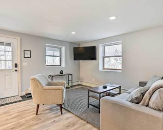 Charming Beacon Apt with Fire Pit Near Hiking! - Beacon - Living room
