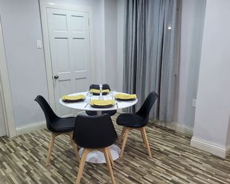 Modern 2-bedroom, 2 bath unit close to Embassies - Georgetown - Dining room