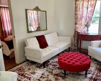 The Red Cottage-30-Days Or Longer-Term Rental! - Nauvoo - Sala de estar