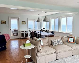 Oceanside - 4 Bedroom Family-Friendly Oceanfront Home - Scituate - Living room