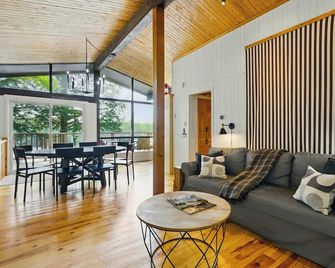 Alpine Lake House - Waterfront on Lake Muskoka - Port Carling