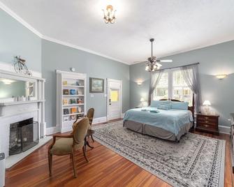 Martin A -Private historic district apt with pool-suite A - Ocala - Bedroom