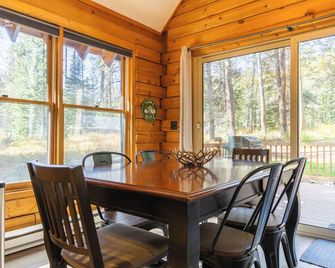 Blue River Basecamp - Brand New Hot Tub! Close to Ski Slopes, Downtown, & More! - Silverthorne - Dining room