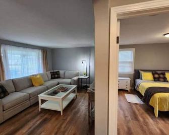 Cozy & Roomy 3BR 8-9 mins to Buffalo Bills - Lackawanna - Living room