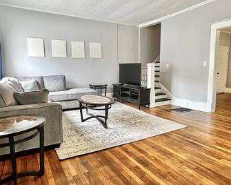 Historic Downtown Haven - Sanford - Вітальня