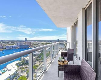 Infinite View| Balcony| Pool + Near Beach - Hallandale Beach - Balkon