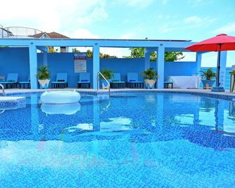 Buki Ocean View, 8 B/R, Sleeps 16+ undergoing Renovations Due to The Hurricane - Whitehouse - Pool