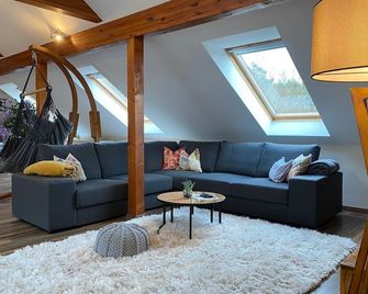 Ferienwohnung Am Waldesrand - Garten, Terrasse, Grill, Luftkühler, Massagesessel, Kinderspielecke, Spielekonsole - Cottbus - Living room