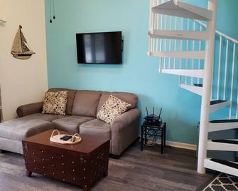 Comfortable Lake Escape Perfect For Families, Fisherman, Birders & Shooters - Oak Harbor - Living room