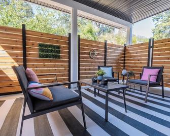 New and spacious suite close to town, attractions and hospital - Duncan - Patio