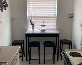 Everything You Need - 1 Br 1 Ba Wifi Smart Tv Qn Bed Coffee - Wichita - Dining room