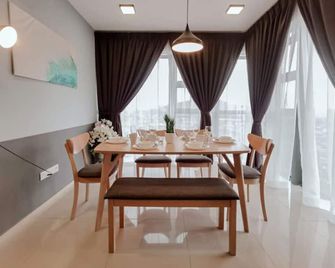Modern Premium Suites for 8 Pax @EkoCheras - Cheras - Dining room