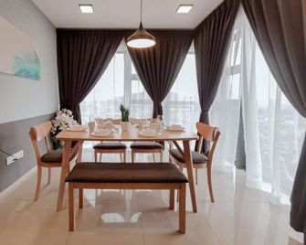 Modern Premium Suites for 8 Pax @EkoCheras - Cheras - Salle à manger