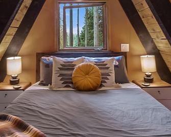 Epic view A-frame - Hot-tub Firepit & Fireplace - Granite Falls - Bedroom