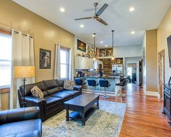 Great Location-5 Bd/3 Ba-Near Expo/Ul/Fair/Yum/Zoo - Louisville - Living room