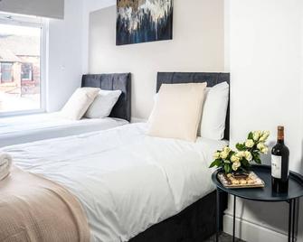 Charming House - Sleeps 5 - Free Parking, Self Check-In, Fast WiFi and Smart TV with Netflix by Yoko Property - Widnes - Bedroom