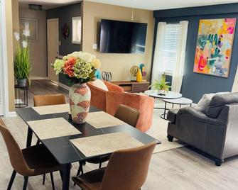 Private 2 bedroom duplex - Stafford - Dining room