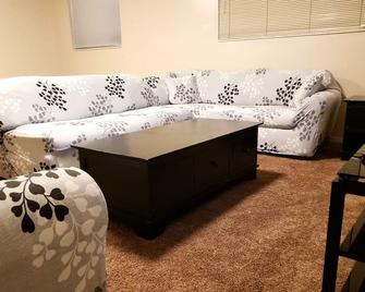 Basement Apartment Minutes from World Class Skiing - Cottonwood Heights - Living room
