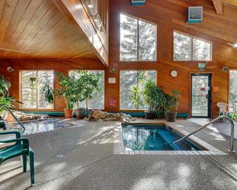 Heated Pool Access and Near Skiing Colorado Retreat - Silverthorne - Pool