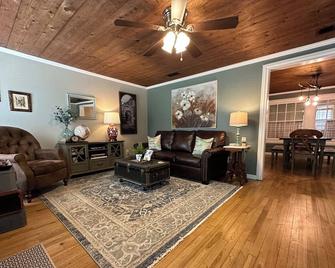 The Compass, Entire House with World Travelers Theme near TSU - Stephenville - Sala de estar