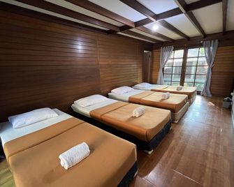 Santa Monica Resort - Bogor - Habitación